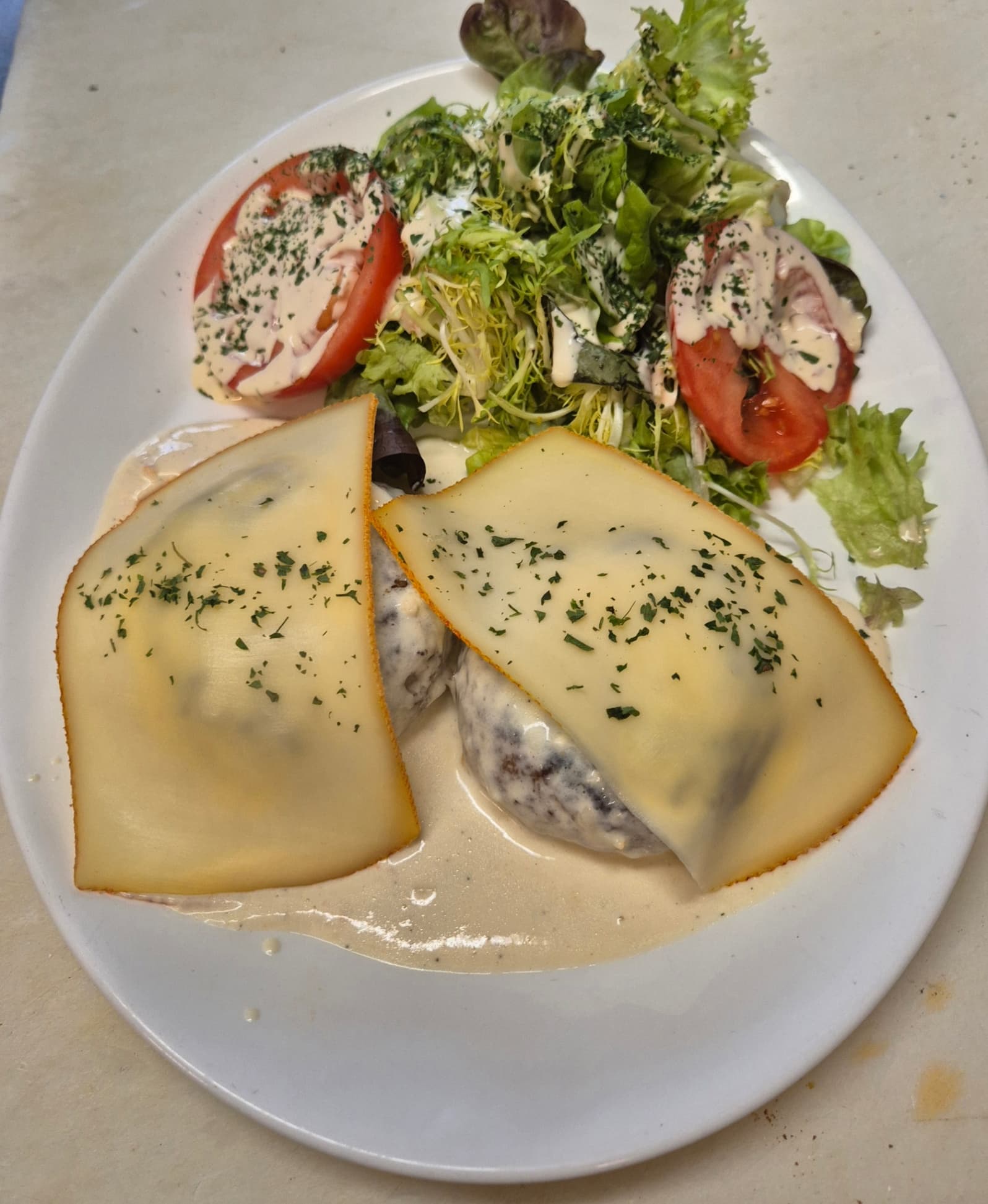 Boulettes rôties sauce fromage d'Orval, frites, salade