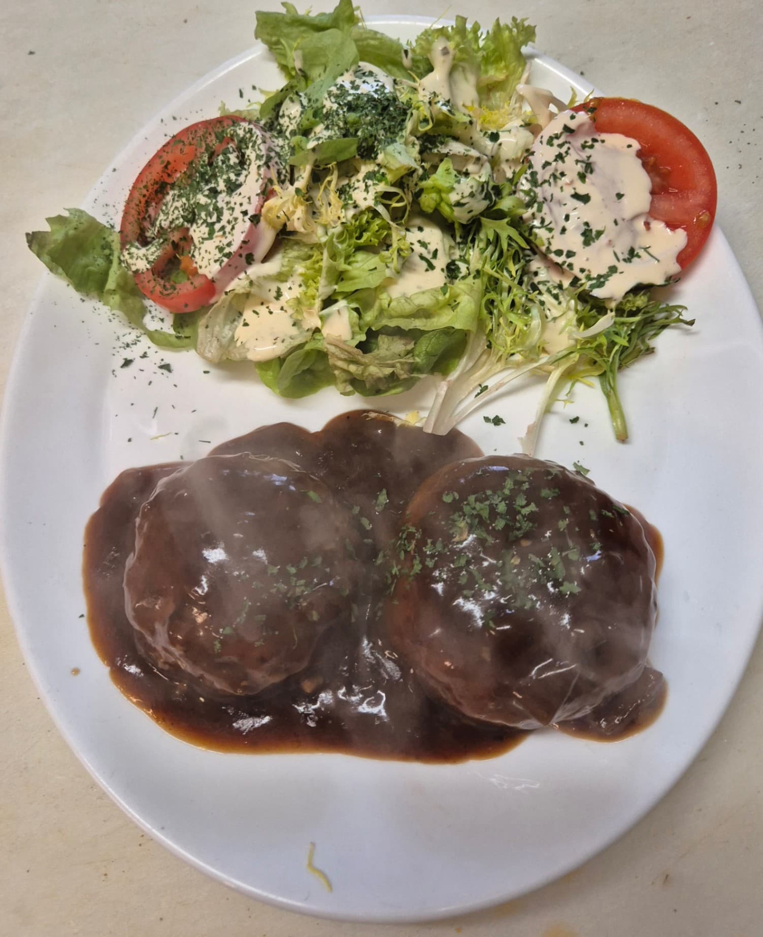 Boulettes rôties à la bière d'Orval, frites, salade