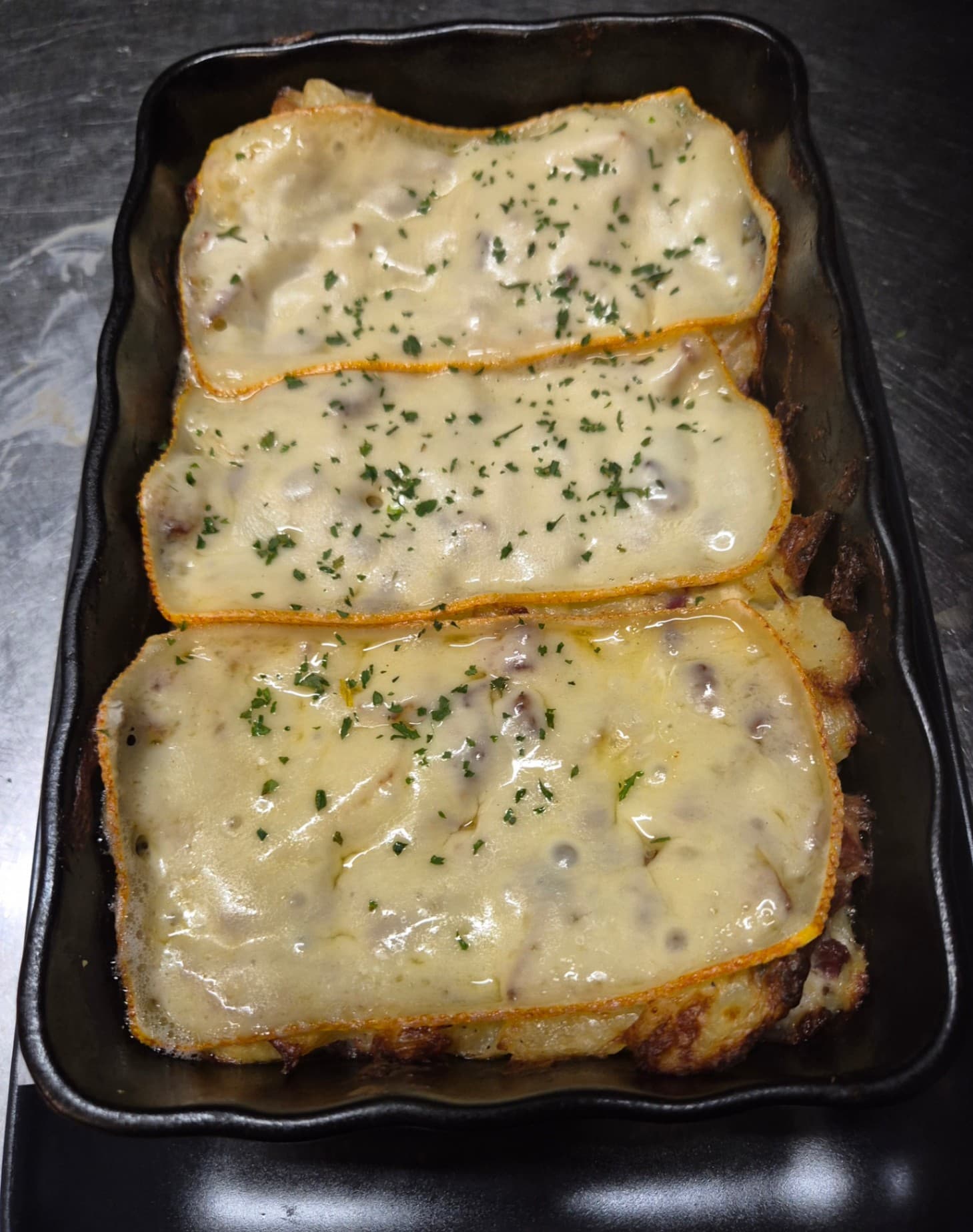 Tartiflette au fromage d'Orval, salade